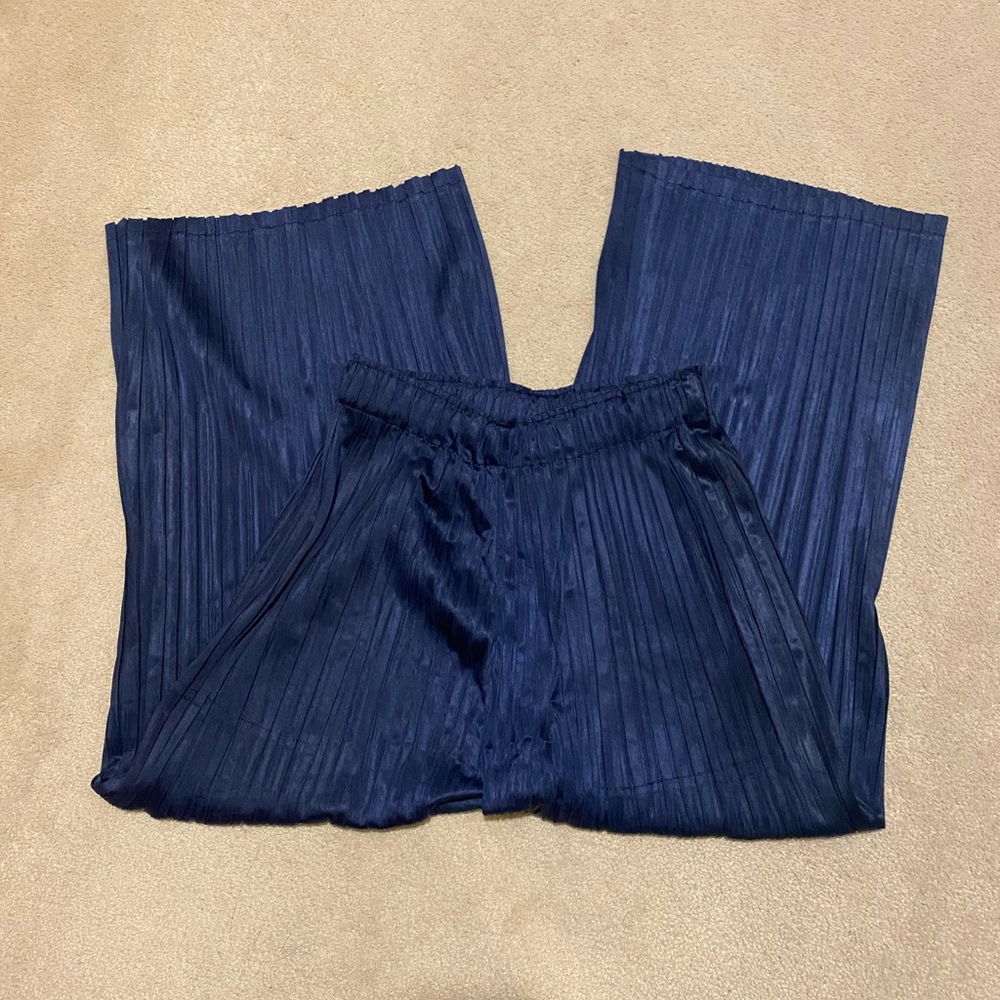 Navy flowy pleated plants - Picture 3 of 4